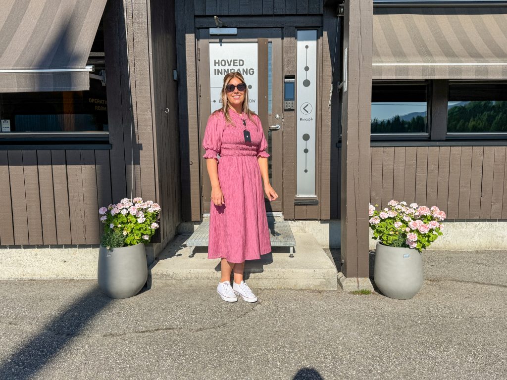 Linn Jeanette er ansatt som administrasjon- og servicekoordinator.